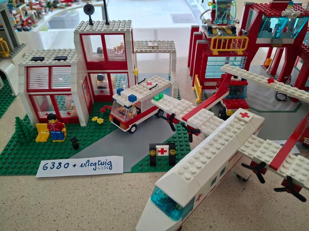Lego vintage ziekenhuis 6380 + vliegtuig, Kinderen en Baby's, Speelgoed | Duplo en Lego, Lego, Ophalen of Verzenden, Complete set