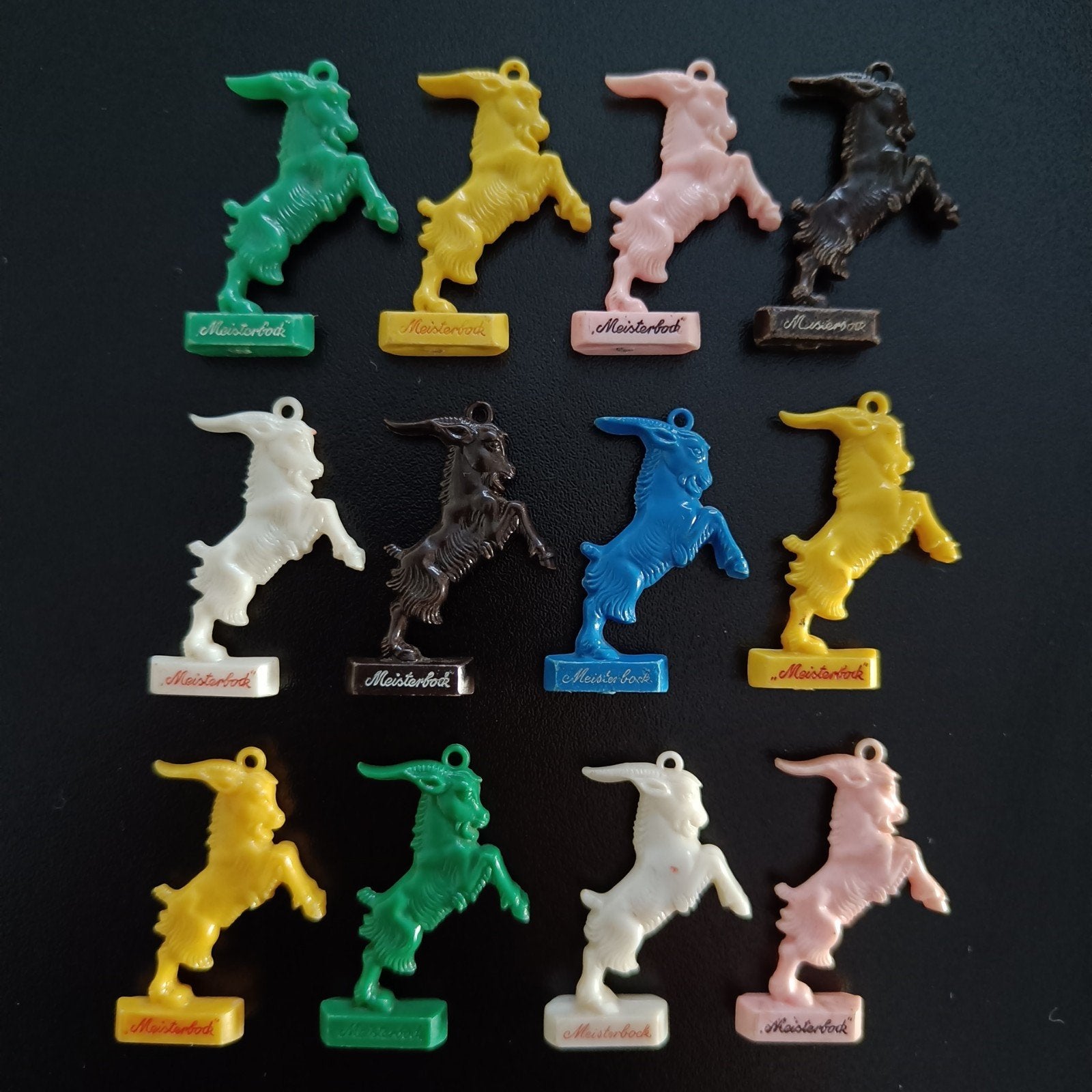 Pendentifs vintage Henninger Meisterbock., Collections, Marques de bière, Enlèvement ou Envoi, Utilisé, Autres types, Autres marques