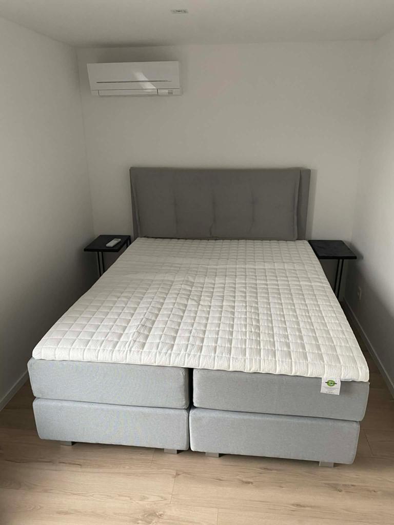 Nieuwe boxspringbed (nooit gebruikt!), Neuf, Gris, Enlèvement, 200 cm