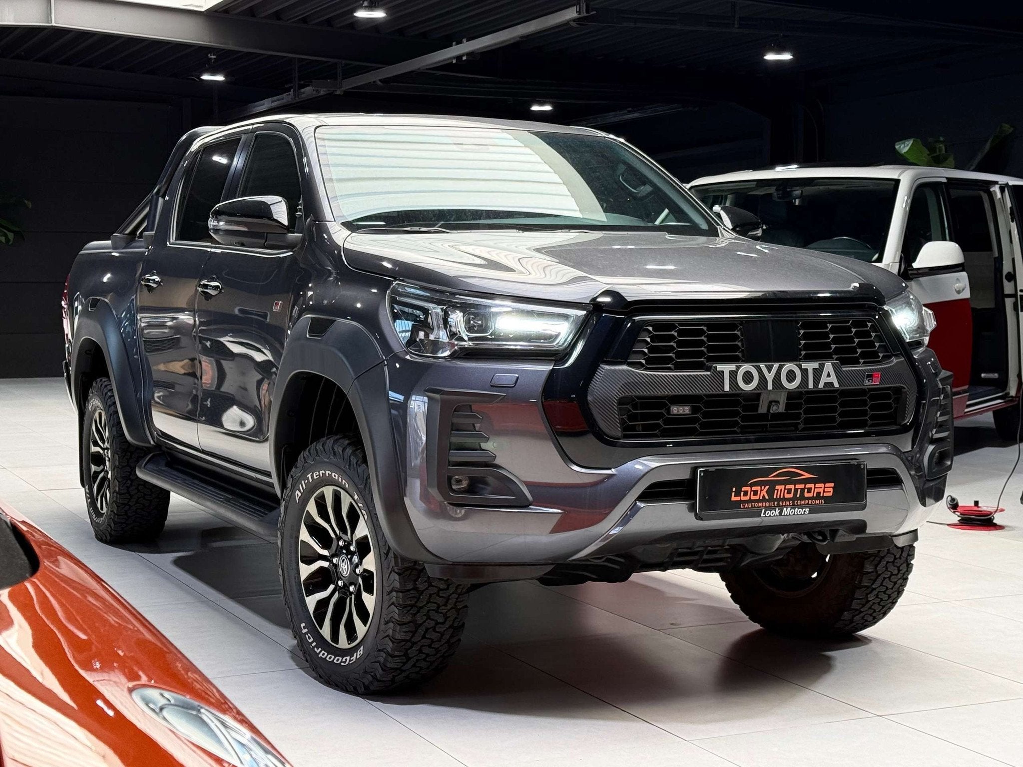 Toyota Hilux 2.8 D-4D 4WD GR SPORT 204cv Bt Automatique DRCC, Autos, Cuir, Argent ou Gris, Achat, Entreprise
