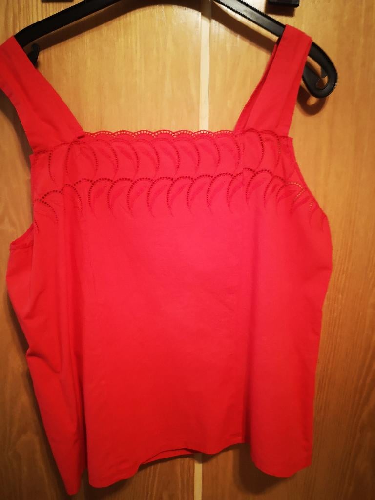 Rood topje met broderie bovenaan L, Ophalen of Verzenden, Rood