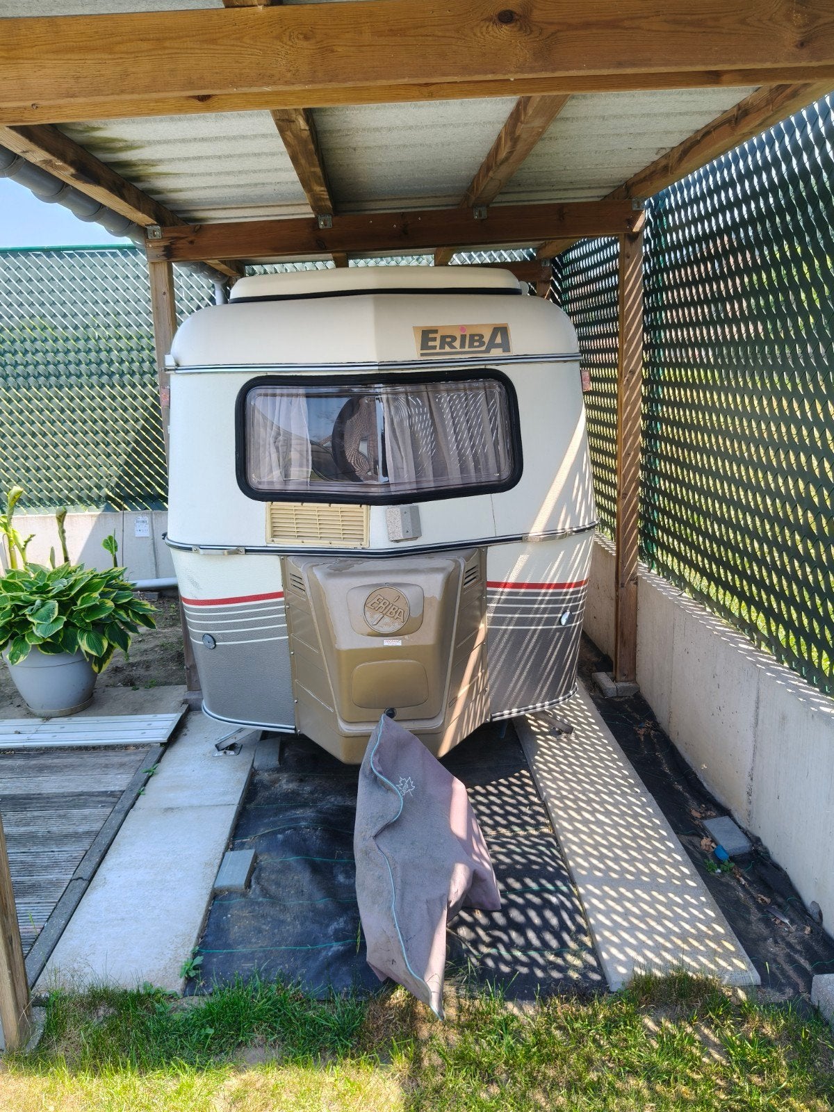 Kleine caravan Eriba Puck met verassend veel bergruimte, Tot en met 2, Treinzit, Particulier, 500 - 750 kg