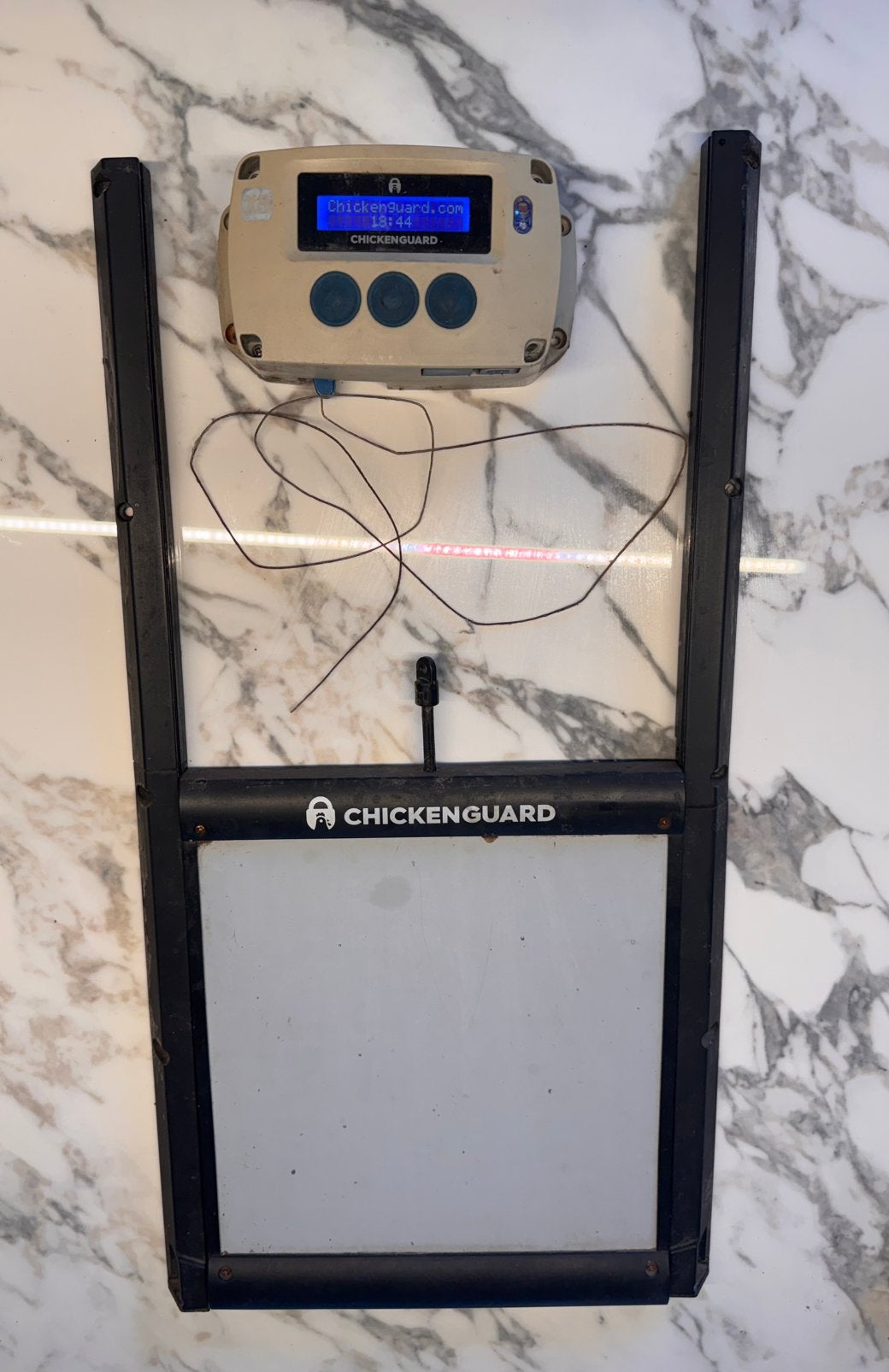 Porte automatique de poulailler ChickenGuard complète, Enlèvement, Utilisé, Poulailler