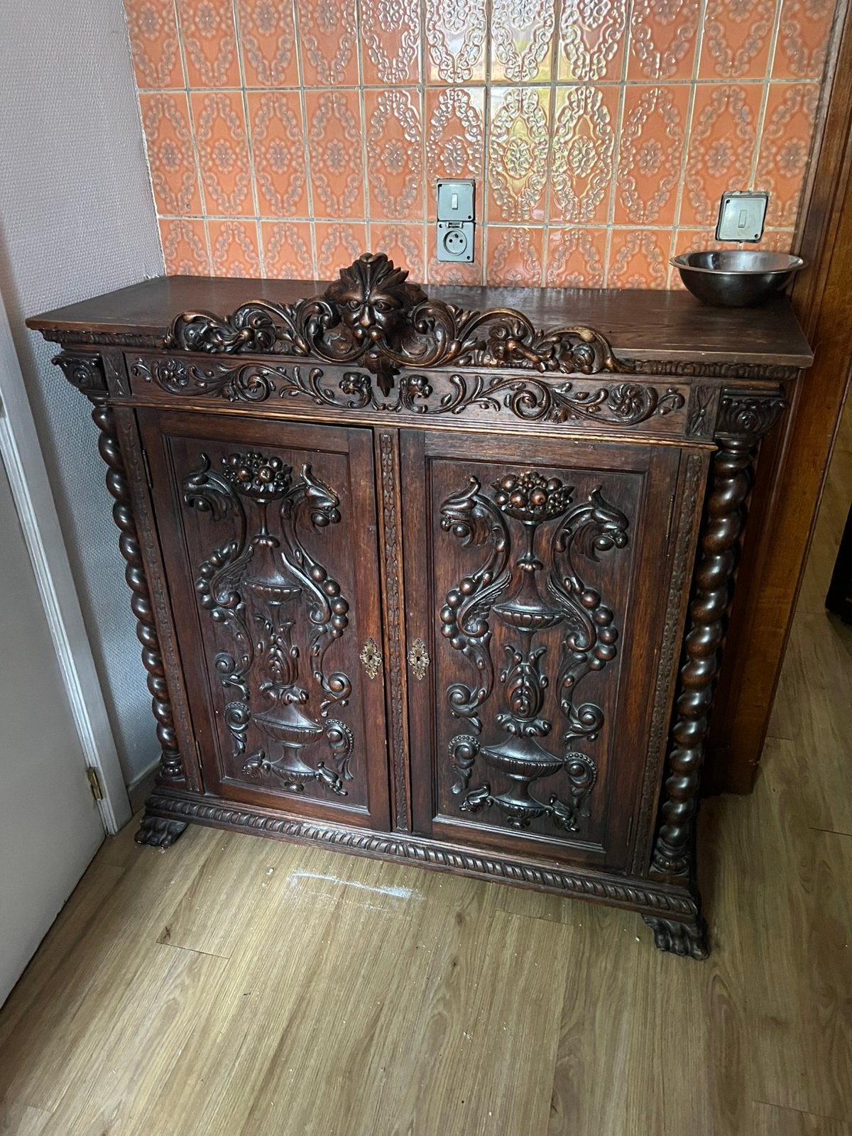 Belle armoire en noyer aux détails élégants, Enlèvement