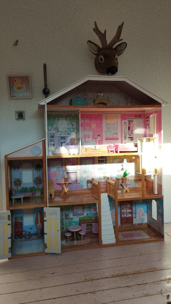 Maison de poupée en bois avec ascenseur & meubles, Enlèvement, Utilisé, Maison de poupées