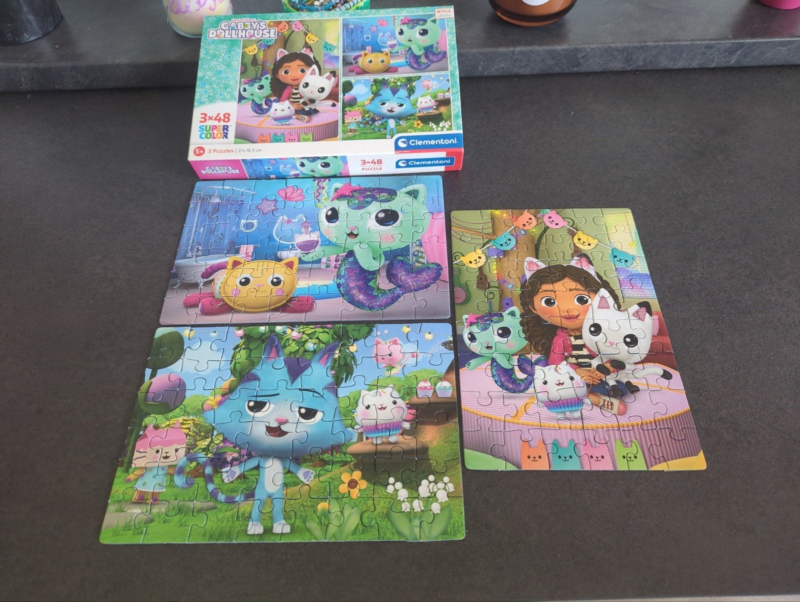 3 puzzels van caby's poppenhuis, Enlèvement, Plus de 50 pièces, Comme neuf, 4 à 6 ans