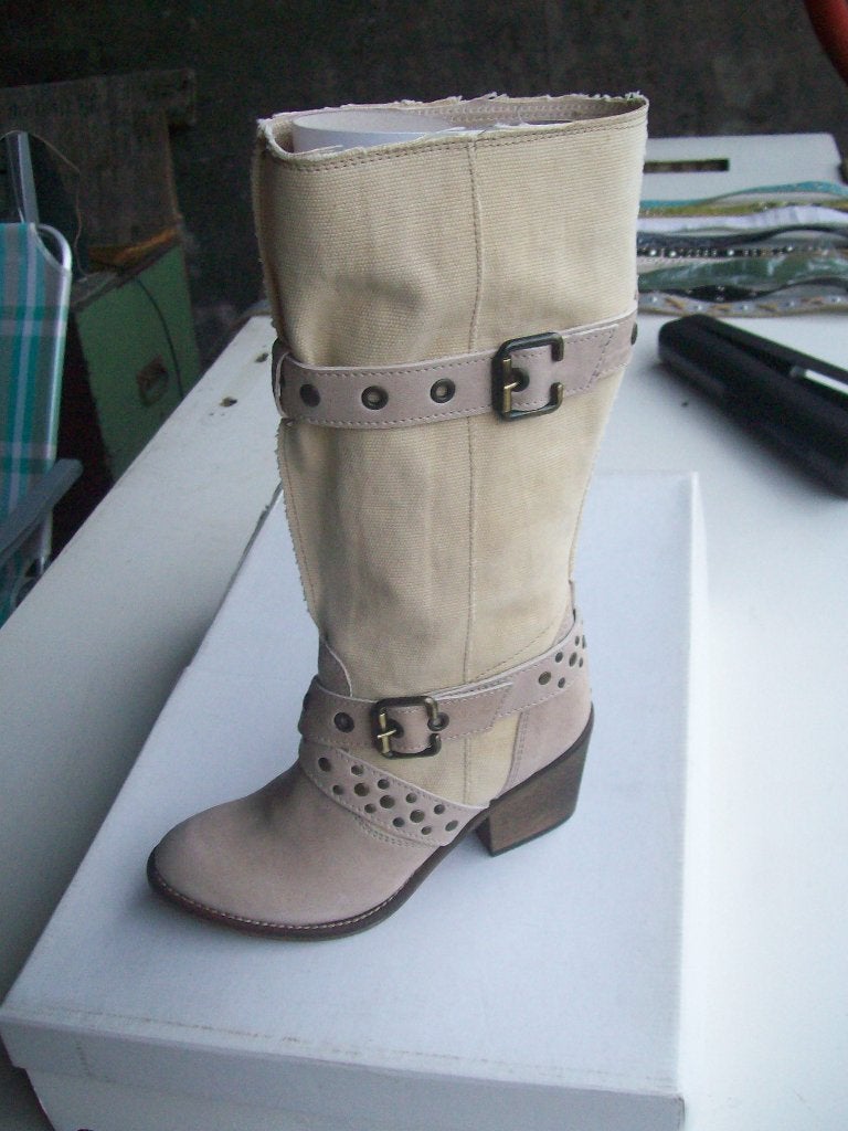 Belles bottes hautes taille 35 neuves dans la boîte., Neuf, Enlèvement ou Envoi, Beige, Pieds du monde.