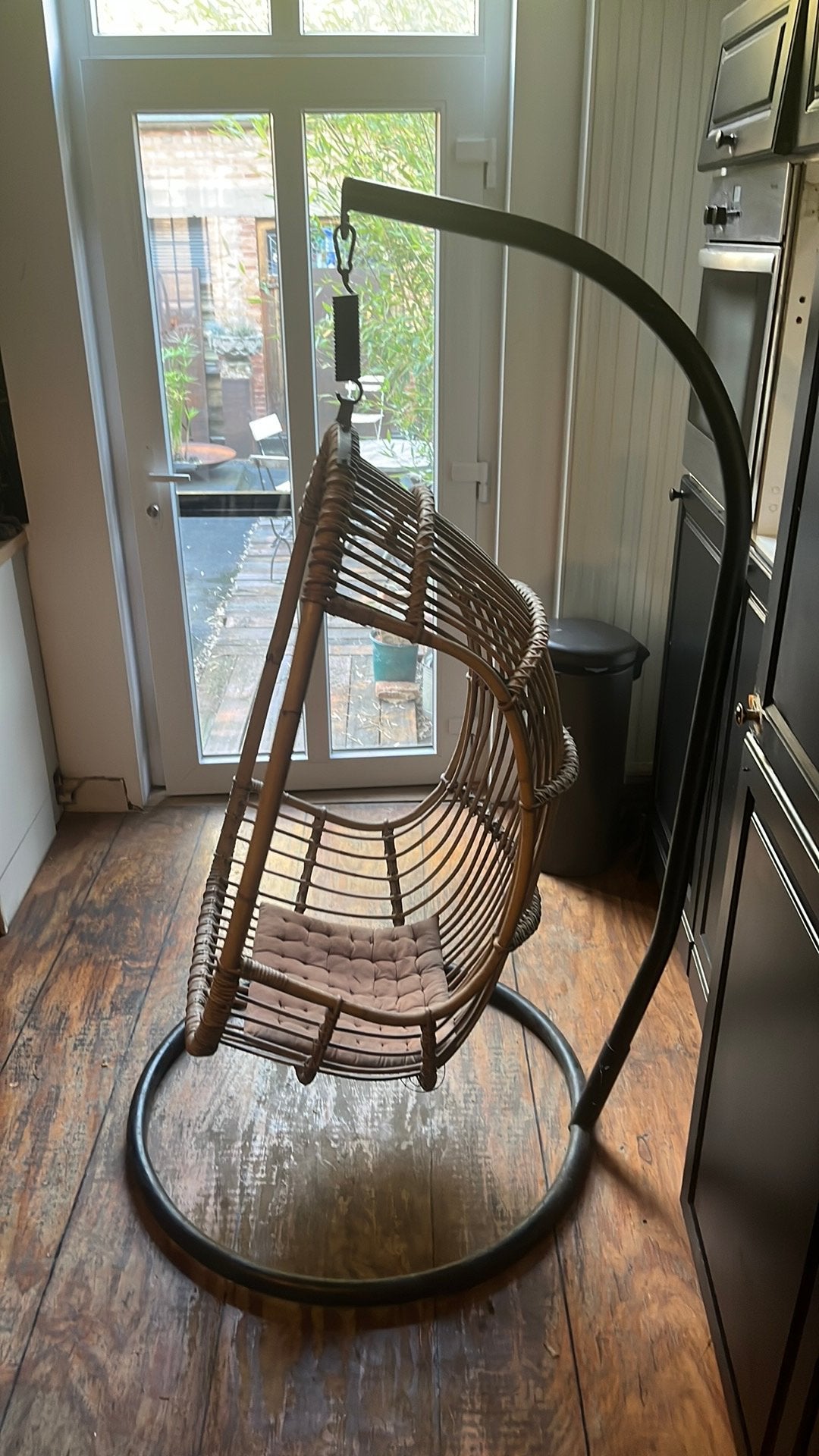 Orginele jaren 70 rotan hanging chair hangstoel met voet, Ophalen, Gebruikt, Hout