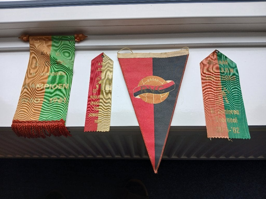 Fanions, Antiquités & Art, Enlèvement ou Envoi