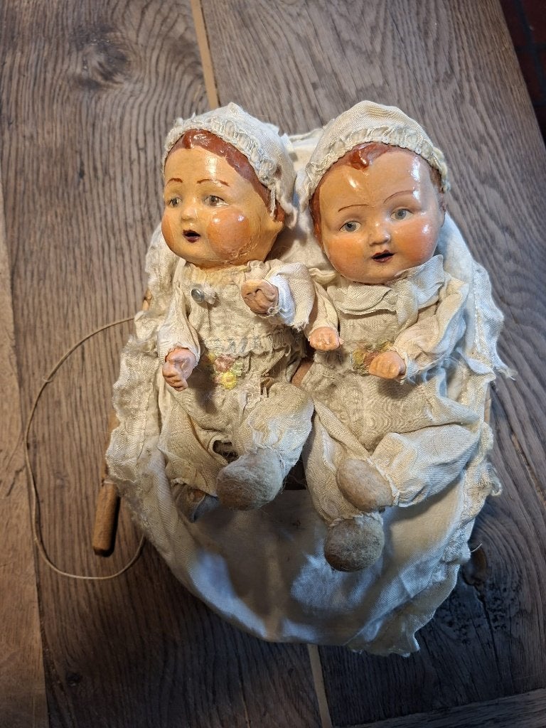 oud mandje met tweeling popjes, jaren 1800-1900, Ophalen of Verzenden