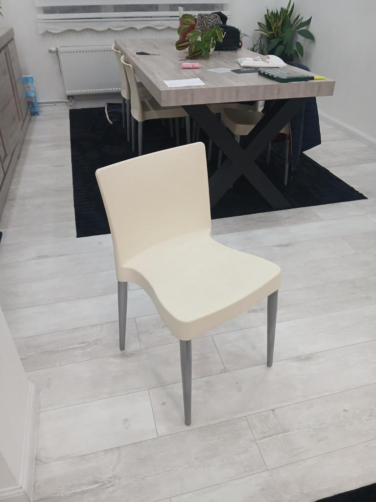 Chaise ikea, Enlèvement