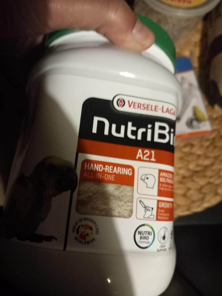 Nourriture oisillon nutrobid et graines calopsitte