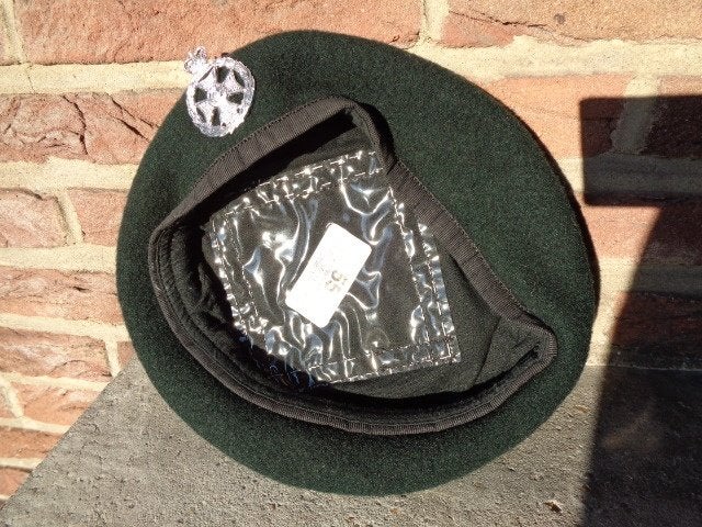 Britse baret ongedragen , Tanks ?, Verzamelen, Ophalen of Verzenden, Landmacht, Helm of Baret