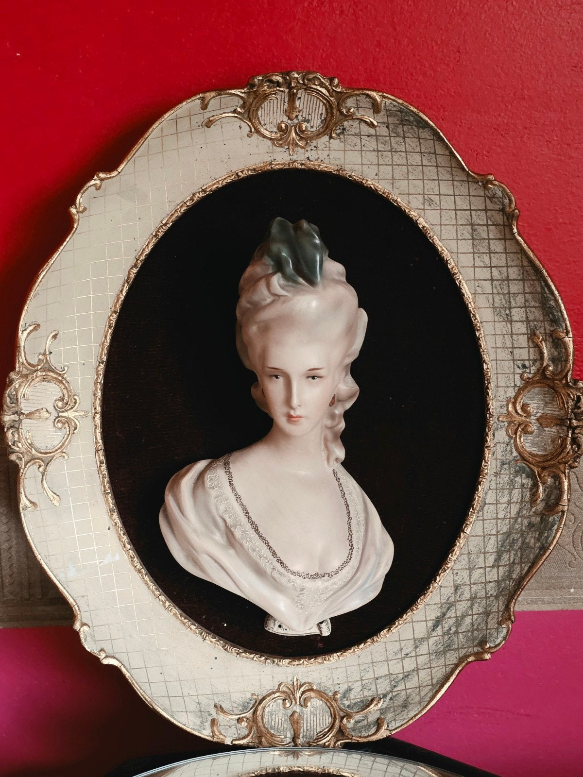 3D porcelain beeldje op verguld kader, Ophalen of Verzenden