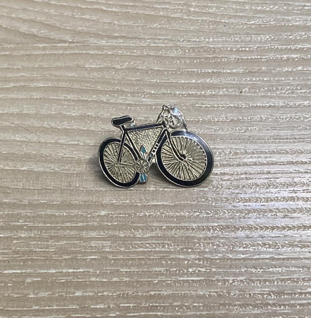 PIN - FIETS - KOERSFIETS - VÉLO DE COURSE, Envoi, Utilisé, Sport, Insigne ou Pin's