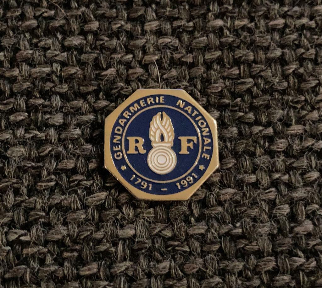 PIN - GENDARMERIE NATIONALE - POLITIE - POLICE, Verzenden, Gebruikt, Overige onderwerpen, Speldje of Pin