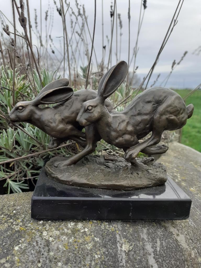 DIER IN BRONS GESIGNEERD (The Hare Race), Ophalen of Verzenden, Brons