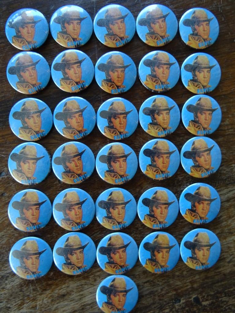 Bouton Elvis Presley 31 boutons Elvis Presley 5 euros chacun, Enlèvement ou Envoi, Comme neuf, Autres types, Onbekend