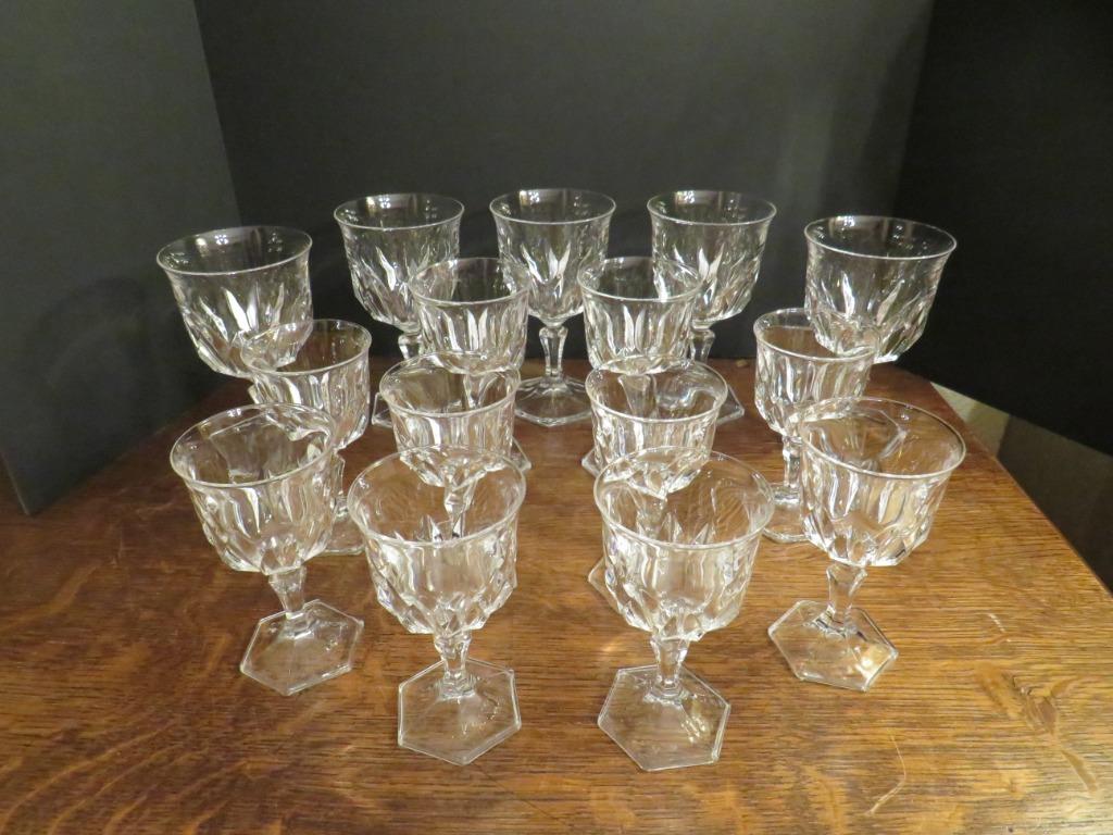 13 verres à vin taillés, Enlèvement ou Envoi
