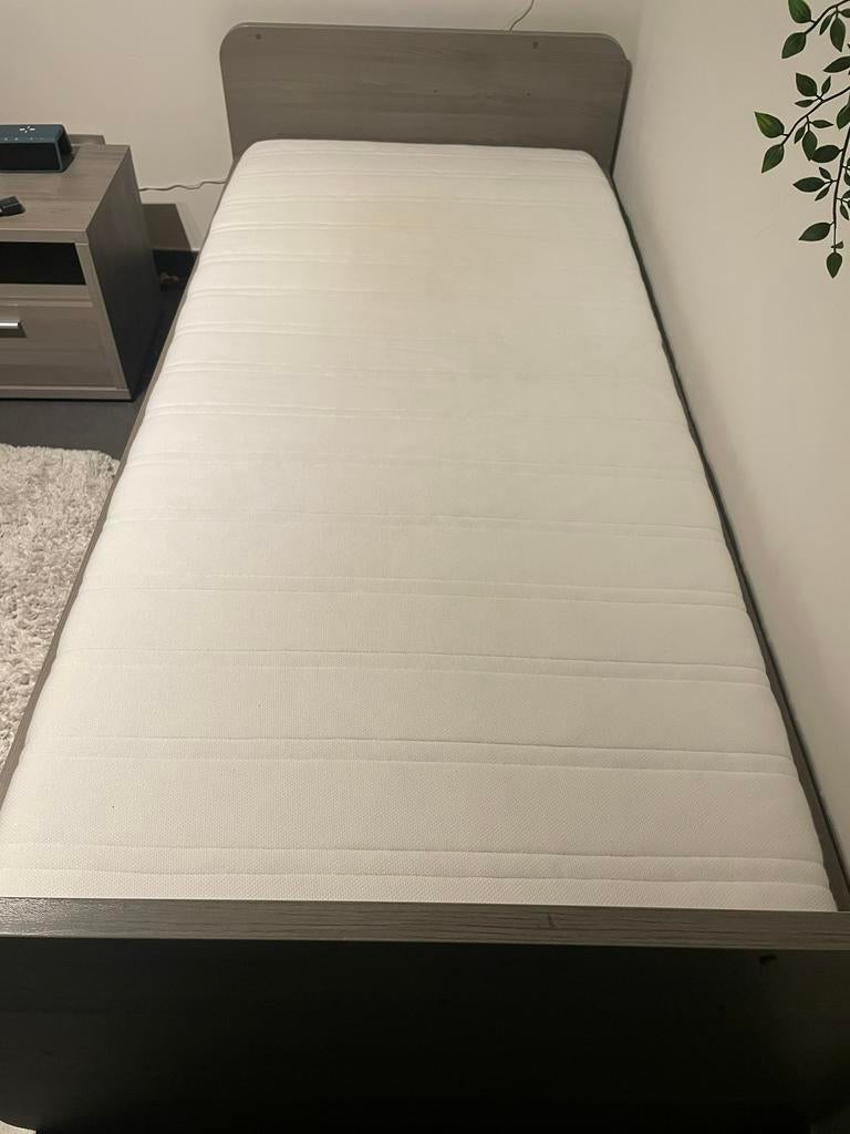 Mooi 1 persoonsbed met matras en lattenbodem, Huis en Inrichting, Slaapkamer | Matrassen en Bedbodems, Ophalen, Zo goed als nieuw