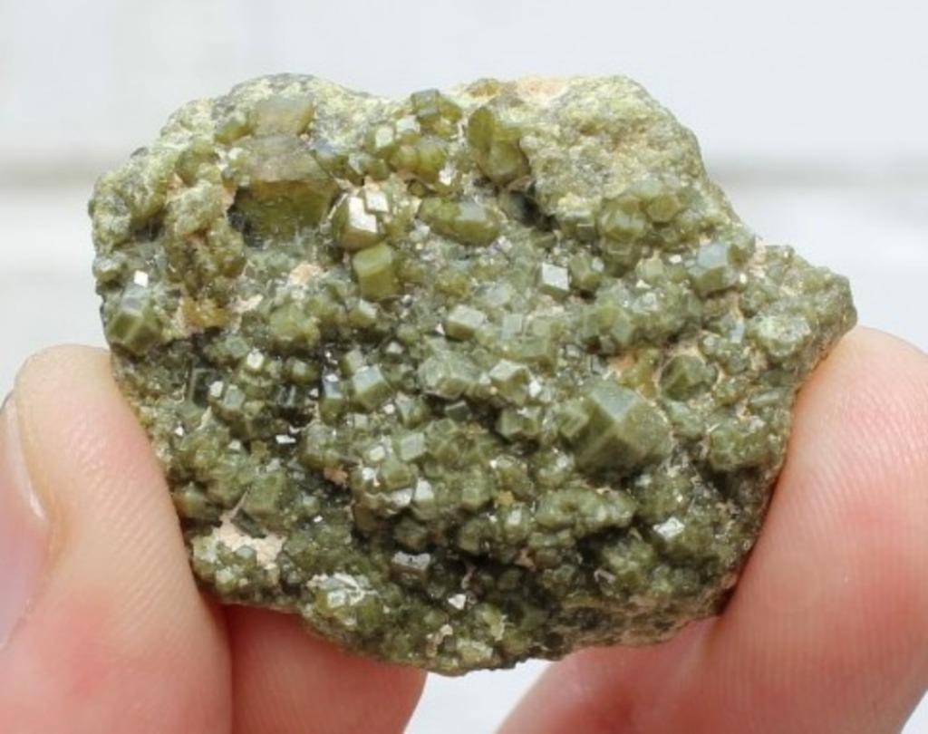 GRANAAT DEMANTOID uit Namgar mijn in NAMIBIE, Ophalen of Verzenden, Mineraal