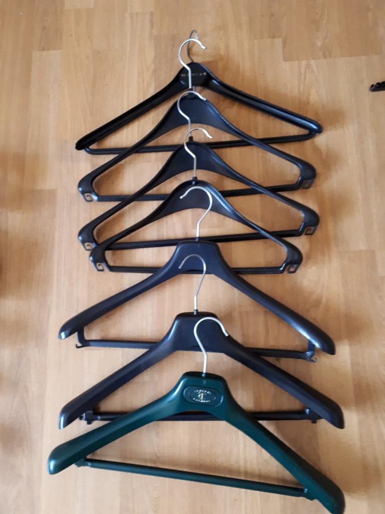 7 kunststof kledinghangers aa. €0.5 / stuk ook apart te koop, Ophalen of Verzenden, Kunststof, Volwassenen