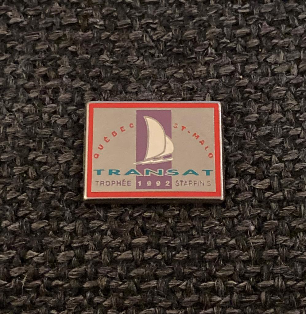 PIN - TRANSAT - TROPHÉE QUÉBEC - ST MALO - VOLIER - ZEILBOOT, Verzenden, Gebruikt, Sport, Speldje of Pin