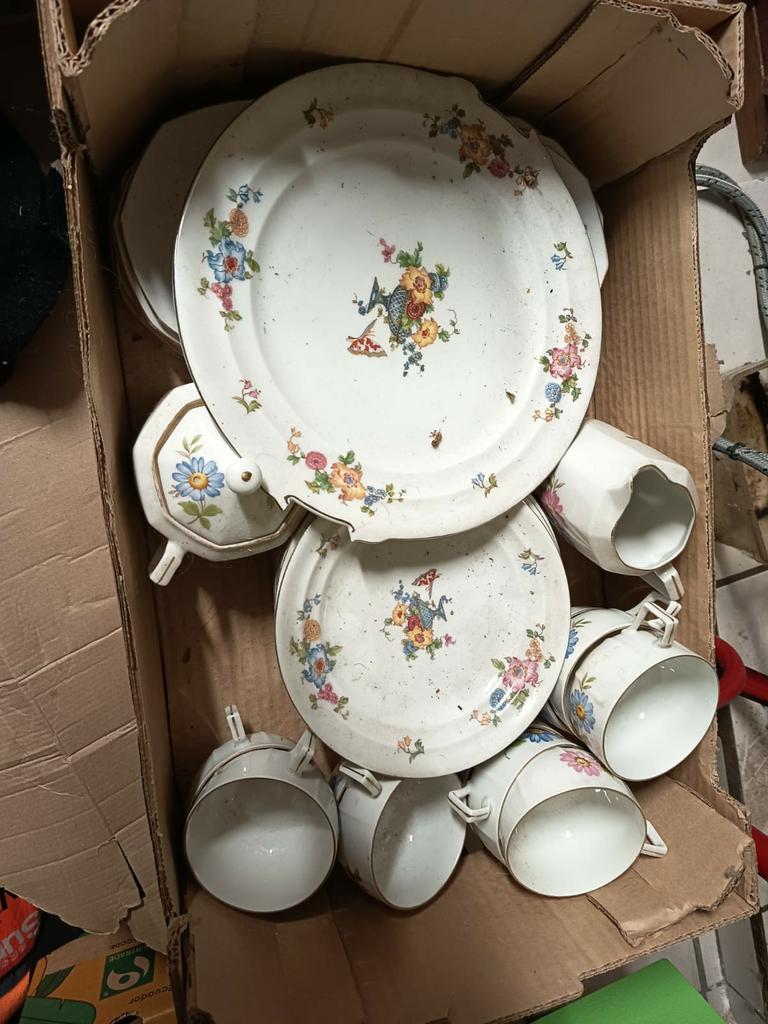 Services en porcelaine à motif fleuri., Enlèvement