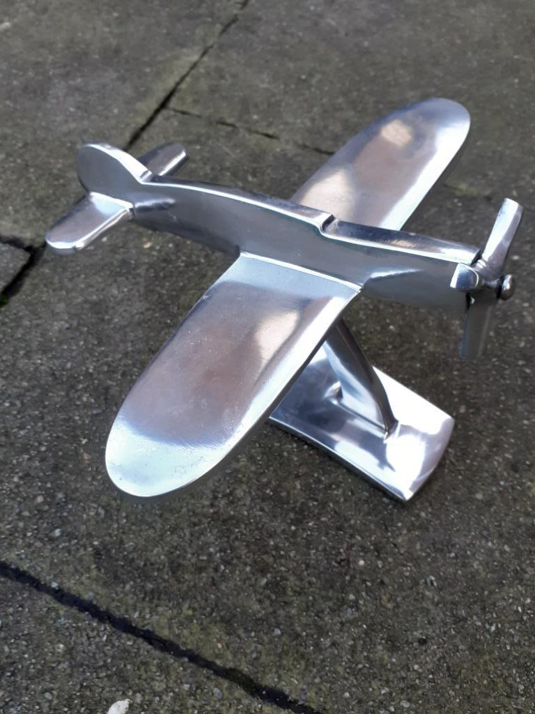 PRACHTIG VLIEGTUIG OP EEN BASIS VAN GEGOTEN ALUMINIUM., Verzamelen, Luchtvaart en Vliegtuigspotten, Ophalen of Verzenden, Zo goed als nieuw