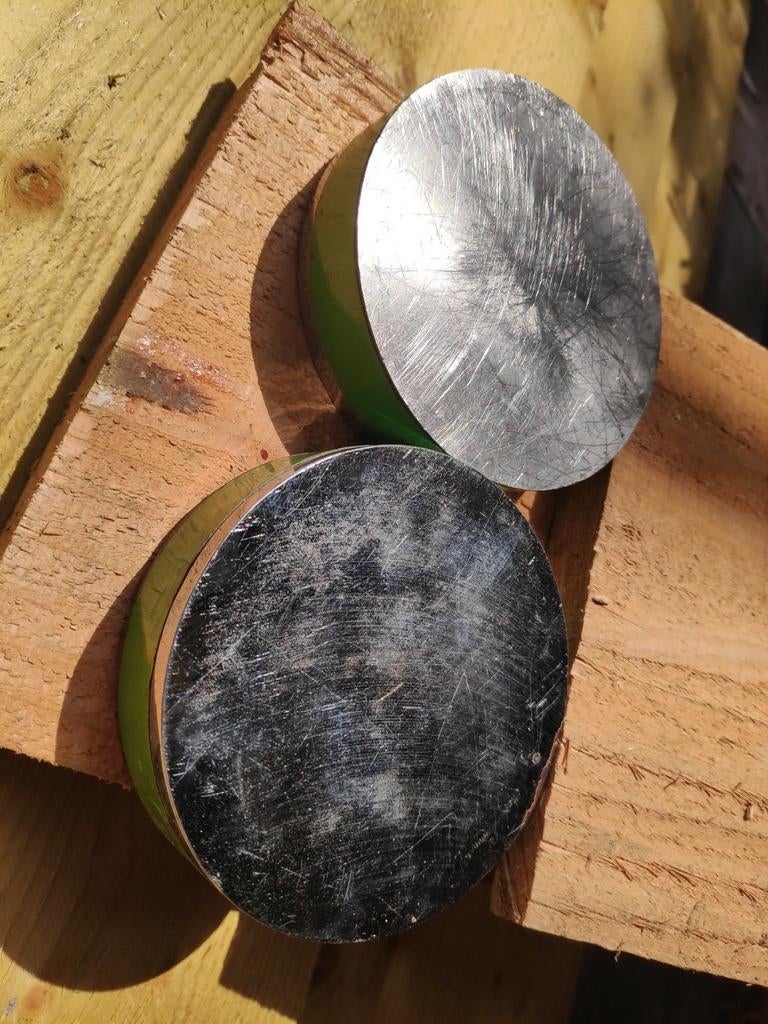 2 grote stevige magneten dia 9cm, Diversen, Schoolborden, Ophalen of Verzenden, Zo goed als nieuw
