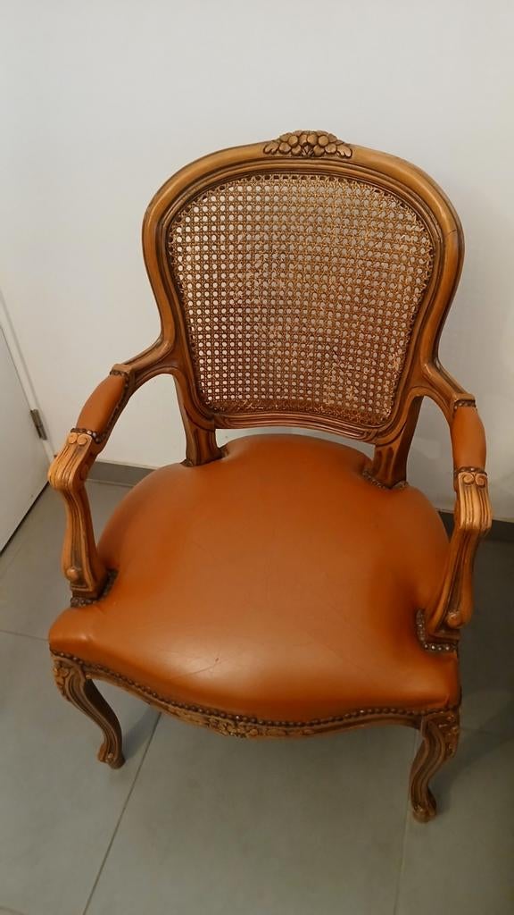 Fauteuil Louis XV-stijl met biezen rug en lederen zitting., Ophalen