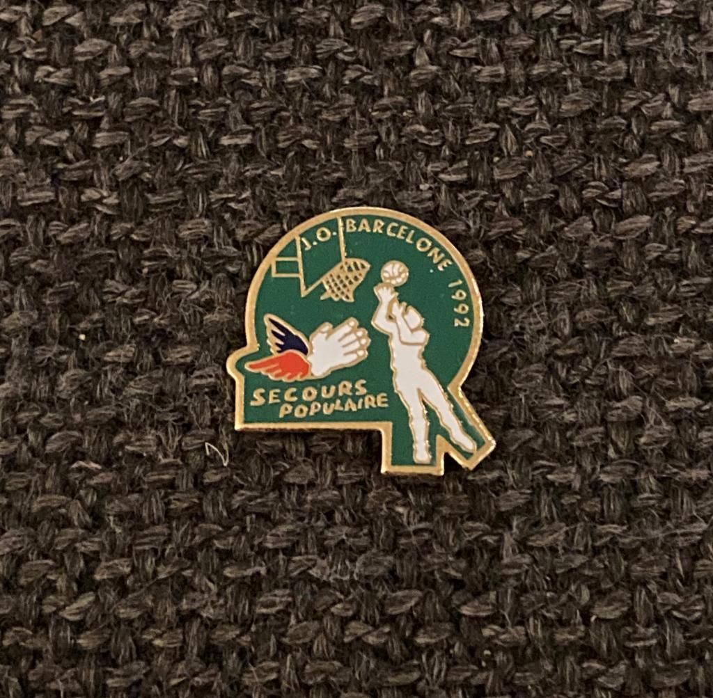 PIN - SECOURS POPULAIRE - JEUX OLYMPIQUES BARCELONE 1992, Verzenden, Gebruikt, Sport, Speldje of Pin