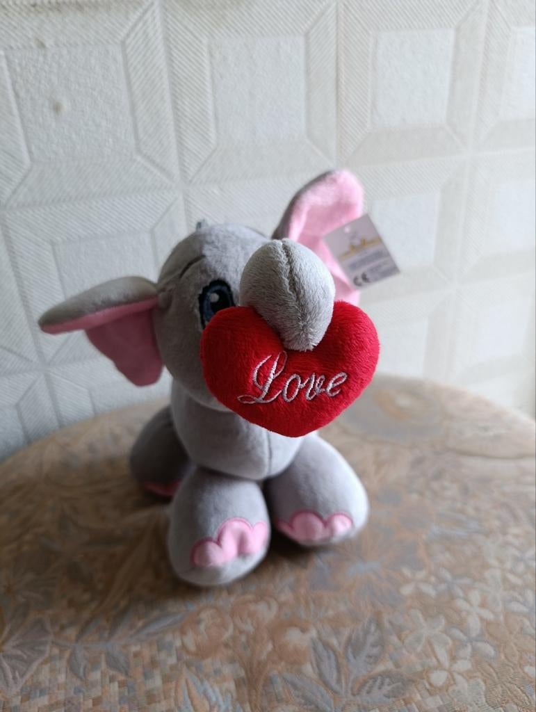 Nieuwe pluchen olifant met Love️.Iets voor Valentijn, Kinderen en Baby's, Speelgoed | Knuffels en Pluche, Ophalen, Olifant