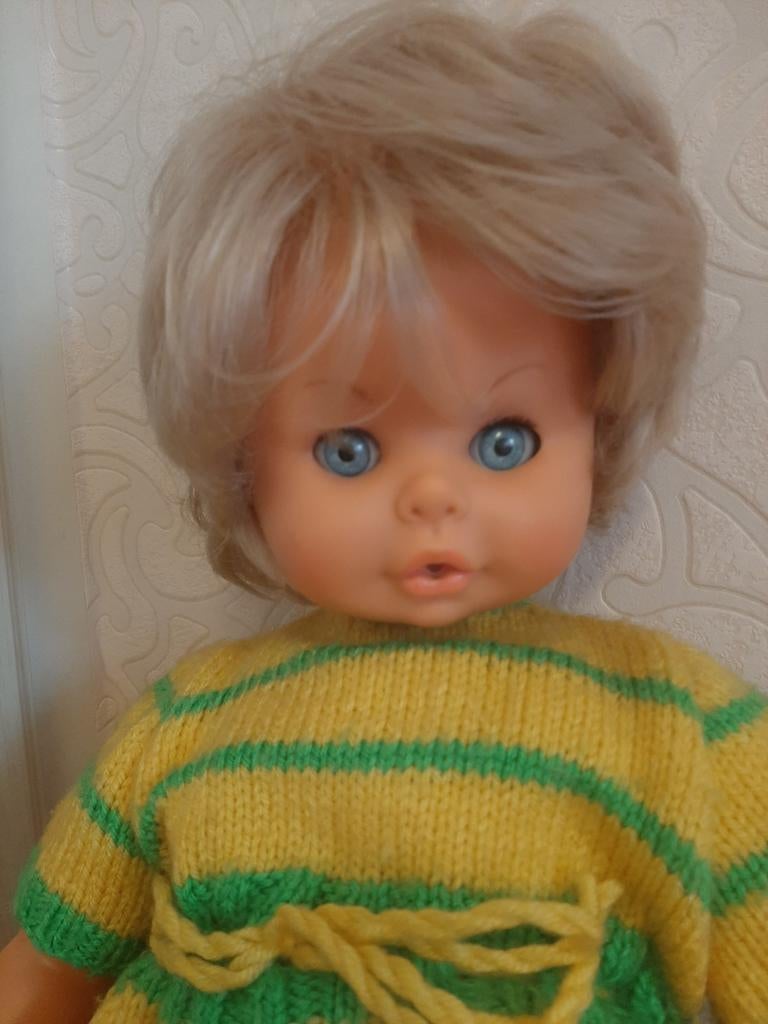 Vintage slaapogen pop met gebreid setje kledij – jaren 70, Verzamelen, Ophalen of Verzenden, Gebruikt, Pop