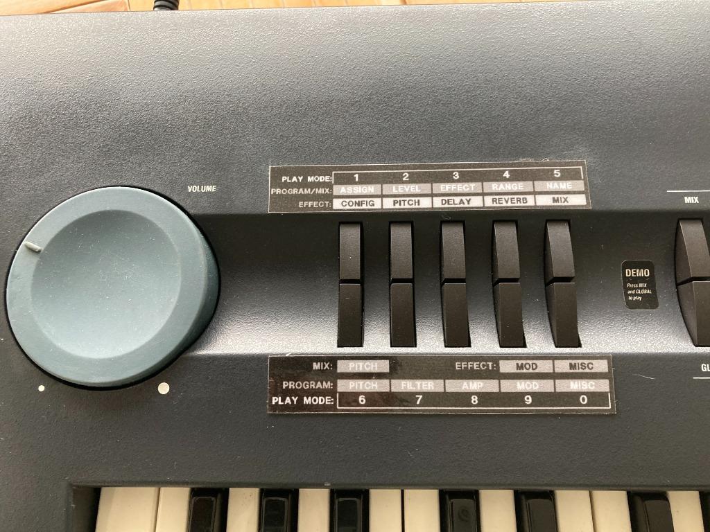 ALESIS QUADRASYNTH PLUS, Ophalen of Verzenden, 76 toetsen