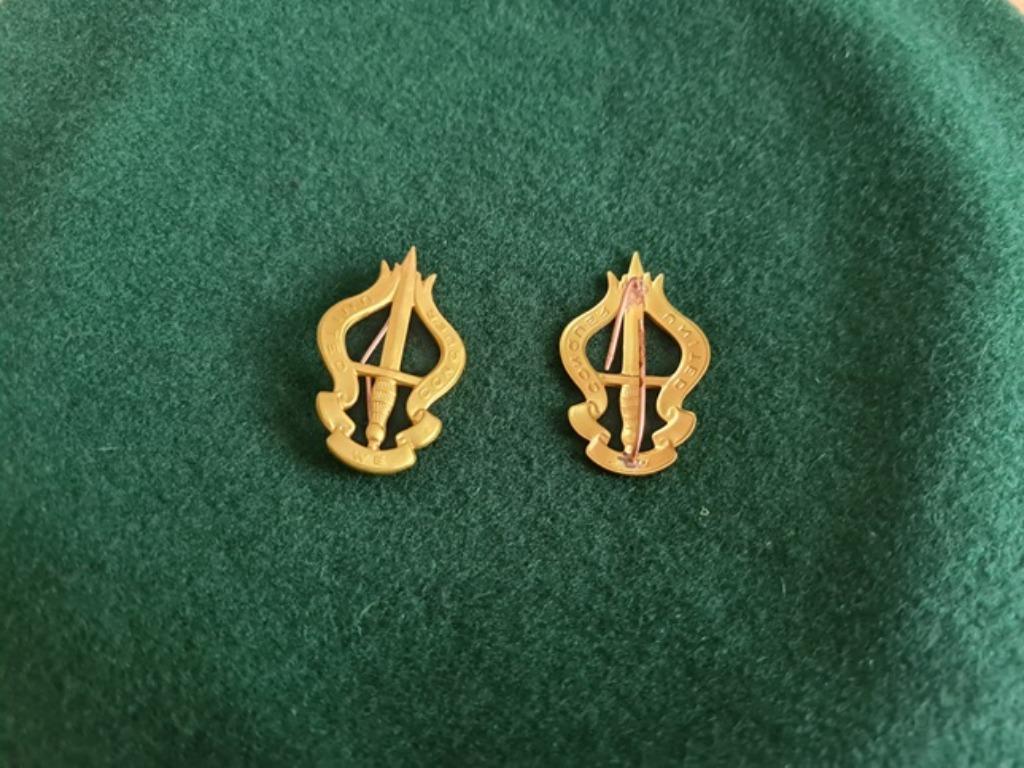 Insigne béret 2Bn Commando original laiton doré, Collections, Enlèvement ou Envoi, Armée de terre, Emblème ou Badge