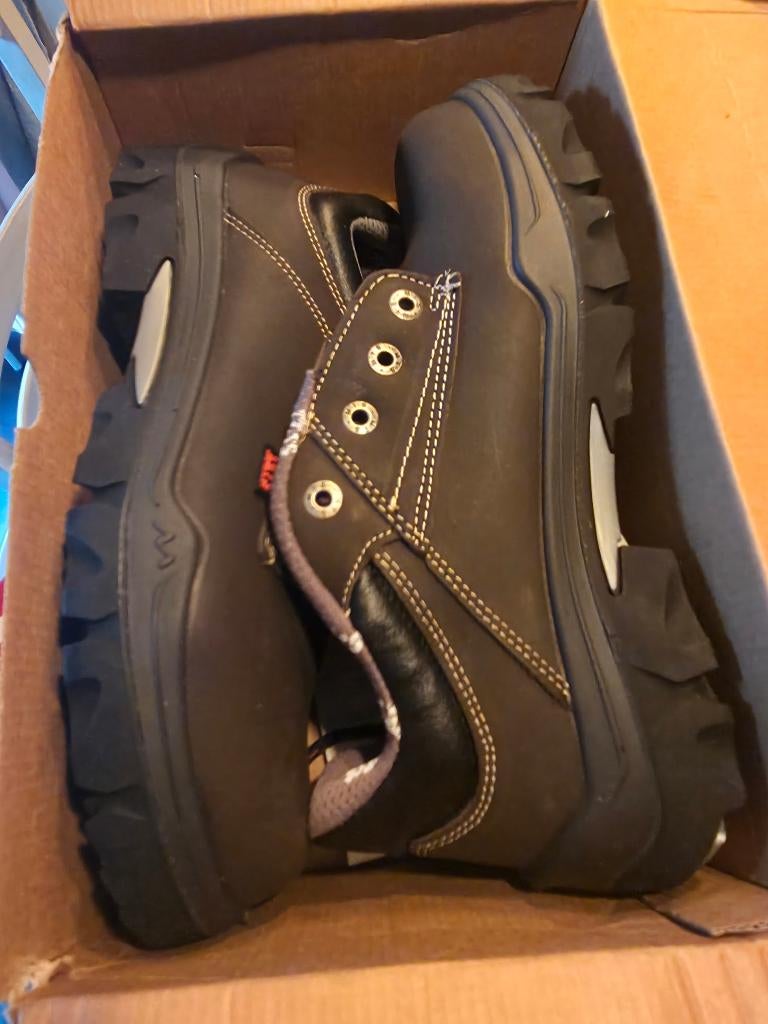 chaussure de sécurité neuves T44, Neuf, Chaussures de travail, Brun, Enlèvement