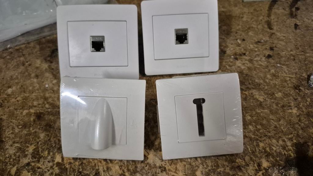 Prise rj45 sortie de cable prise téléphone neuf emballé, Enlèvement ou Envoi, Neuf, Interrupteur