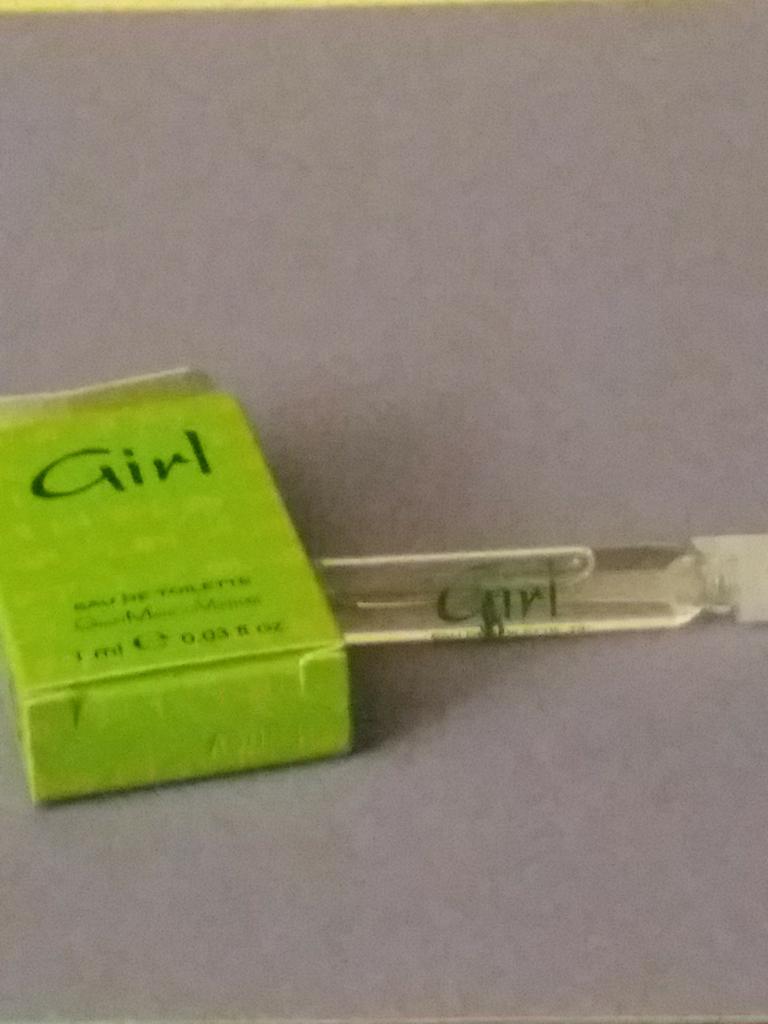 Girl Gian Marco Venturi eau de toilette 1ml, Collections, Enlèvement ou Envoi, Comme neuf, Plein