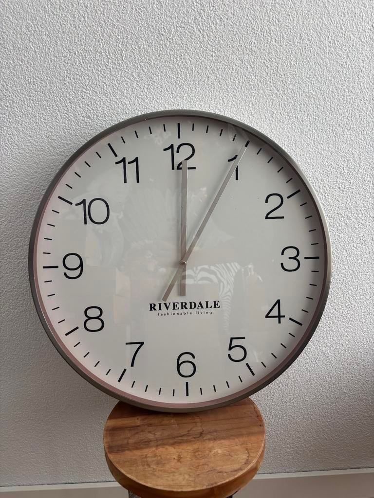 Riverdale Wandklok Camden zilver 53cm, Huis en Inrichting, Ophalen of Verzenden, Wandklok