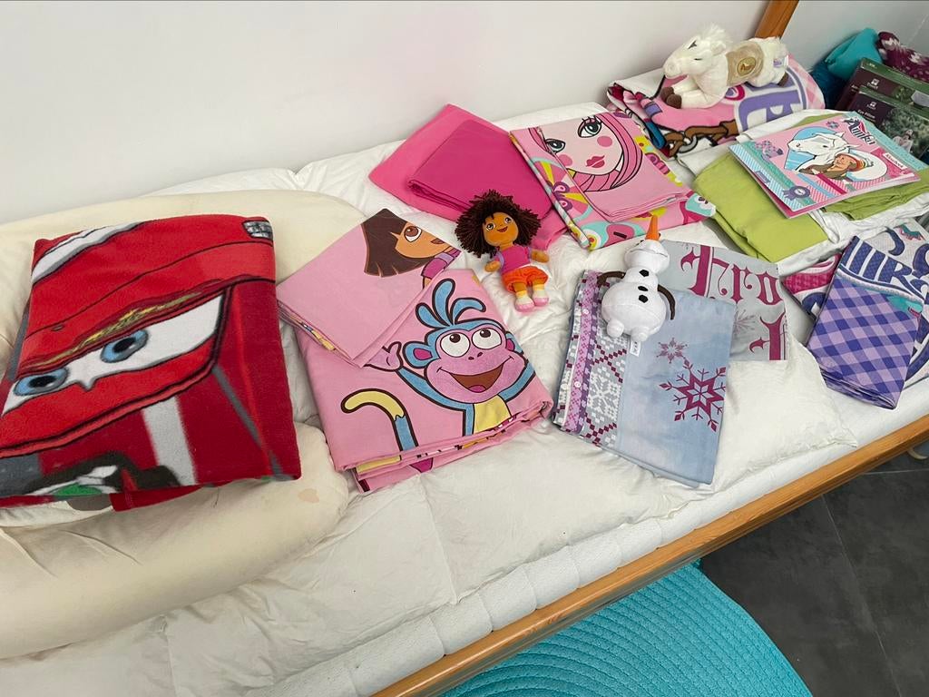 Diverse overtrekken met onderlakens & knuffel, Kinderen en Baby's, Kinderkamer | Beddengoed, Zo goed als nieuw, Meisje, Ophalen