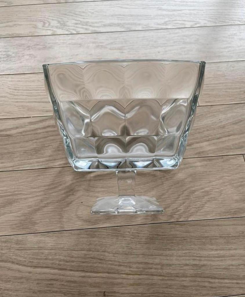 Glazen schaal op voet  20 cm (breed) x 17cm (hoog), Schaal, Ophalen of Verzenden, Rechthoekig, Glas