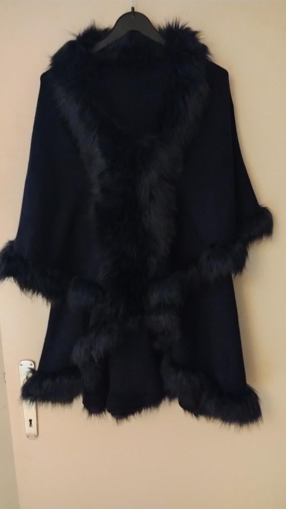 cape stola poncho donkerblauw rand imitatie bont one size, Kleding | Dames, Jassen | Winter, Gedragen, Ophalen of Verzenden