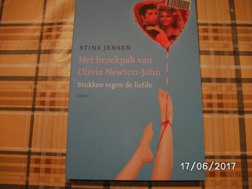 Een roman "Een broekpak van Olivia Newton Jones, Verzenden, Nieuw, Stine Jensen, Nederland
