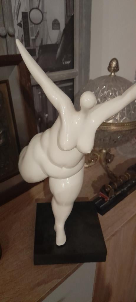 Moderne sculptuur Naakte vrouw gaat er vandoor op een sokkel, Ophalen