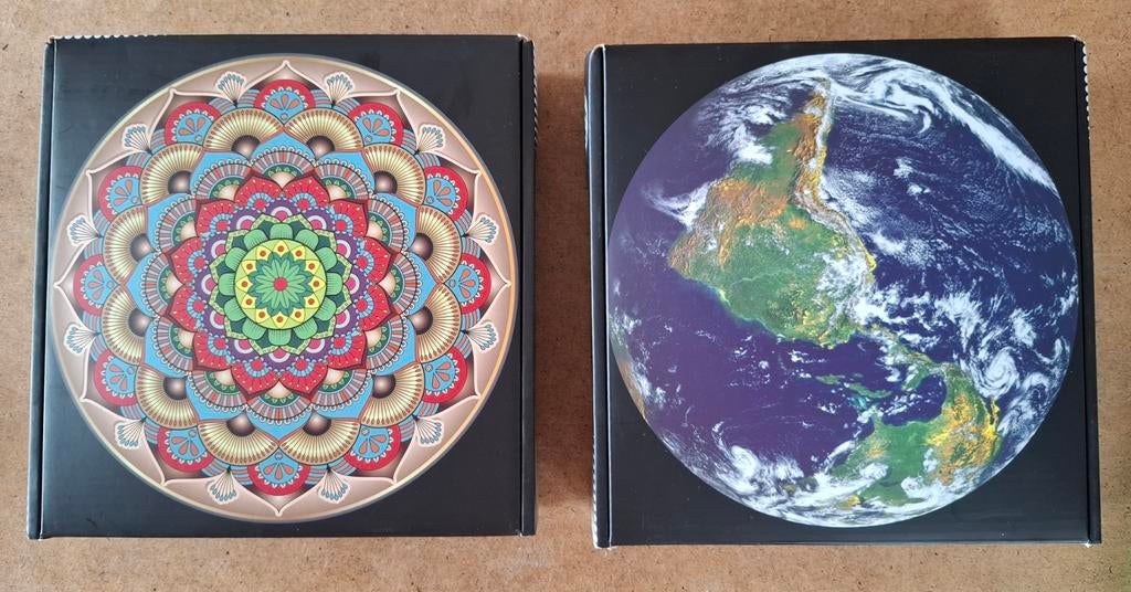 2 ronde puzzels Mandala en Aarde - 1000 stuks, Hobby en Vrije tijd, Ophalen of Verzenden, Zo goed als nieuw