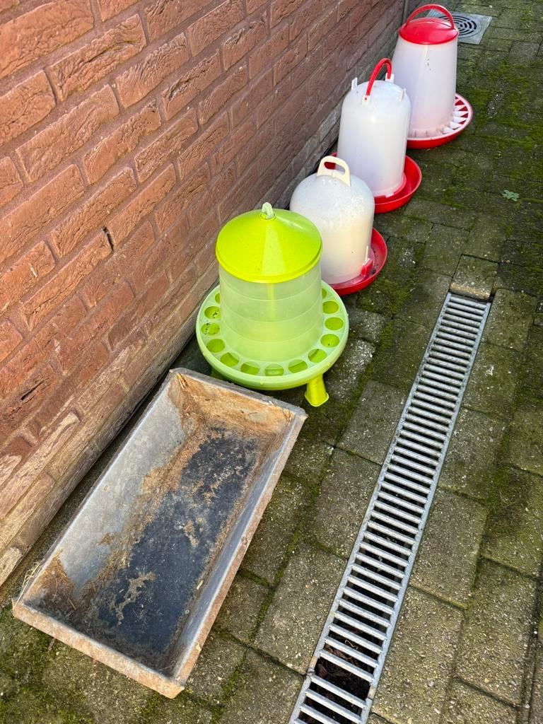 Voederbakken voor kippen, Ophalen, Zo goed als nieuw, Drinken en Voederen