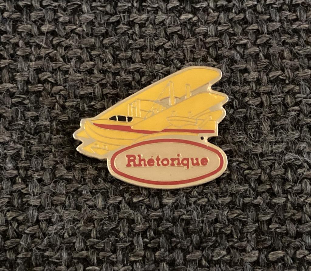 PIN - RHETORIQUE - VLIEGTUIG - AVION, Envoi, Utilisé, Autres sujets/thèmes, Insigne ou Pin's