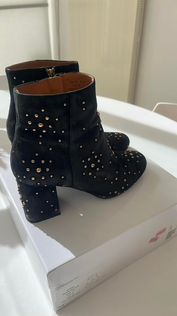 Kort laarsje daim 38 met studs, Kleding | Dames, Ophalen of Verzenden, Zo goed als nieuw