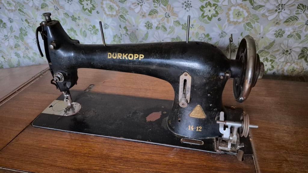 Vintage naaimachine in kast, Ophalen, Zo goed als nieuw